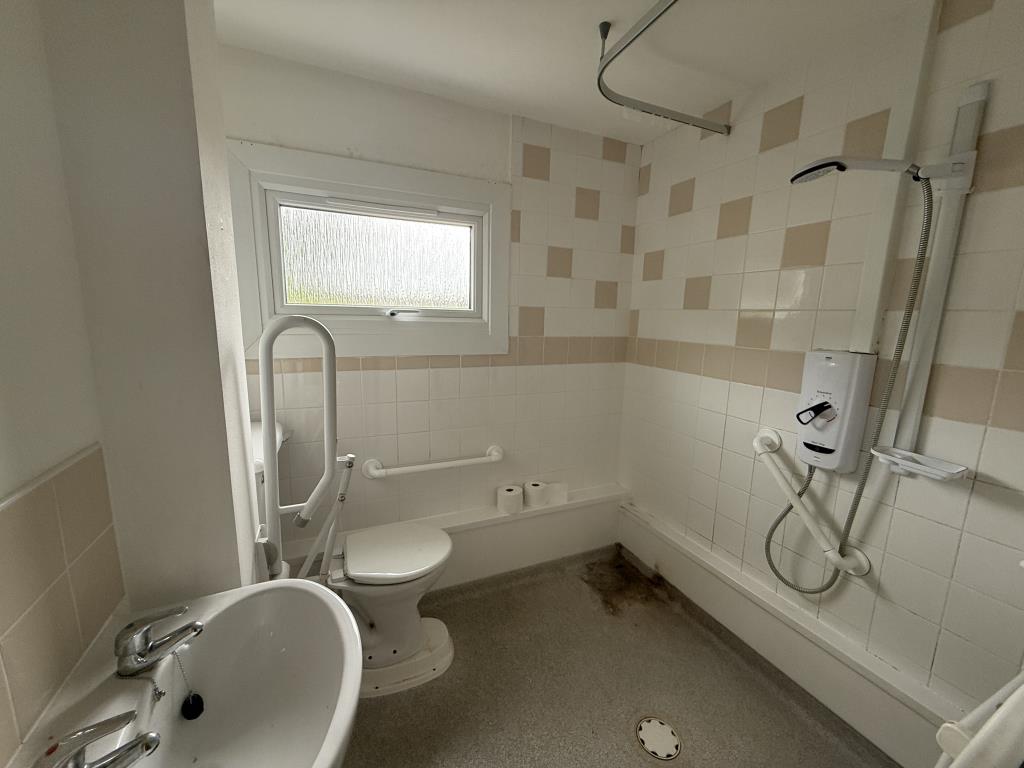 Lot: 163 - HOUSE IN NEED OF IMPROVEMENT - Bathroom of house in need of improvement